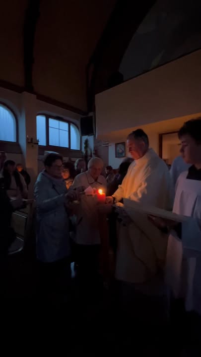 🔥 Zwycięzca Śmierci, Piekła i Szatana! W tę świętą noc mrok przed naszym kościołem rozświetlił blask poświęconego ognia. Rozpoczęliśmy najważniejszą liturgię chrześcijaństwa – Wigilię Paschalną, celebrując przejście ze śmierci do życia. Dziękujemy mieszkańcom Żdanowa, Żdanówka, Skokówki i Zwódnego za wspólne trwanie na modlitwie, za skupienie przy słuchaniu Słowa Bożego i radosne odśpiewanie „Alleluja!”. To była noc pełna wiary i chrześcijańskiej dumy. Słowa szczególnej wdzięczności kierujemy do: Druhów Strażaków – za profesjonalne przygotowanie i czuwanie nad ogniskiem, asystę oraz godną wartę, która dodaje naszym uroczystościom wyjątkowego charakteru. Wszystkich zaangażowanych w oprawę liturgiczną, czytania i śpiew paschalny. Chrystus skruszył więzy śmierci! Zapraszamy do obejrzenia fotorelacji z tej zwycięskiej nocy. Już teraz zapraszamy wszystkich – mieszkańców, gości i naszych niezawodnych Strażaków – na Mszę Rezurekcyjną o godz. 6:00 rano. Szczęść Boże! ks. Proboszcz Grzegorz Halas OSP Żdanówek Sołectwo Skokówka Katolickie Radio Zamość Diecezja Zamojsko-Lubaczowska Nowa Era Kgw Żdanów #WigiliaPaschalna #ParafiaŻdanów #OgieńPaschalny #Strażacy #Zmartwychwstanie #WielkaNoc