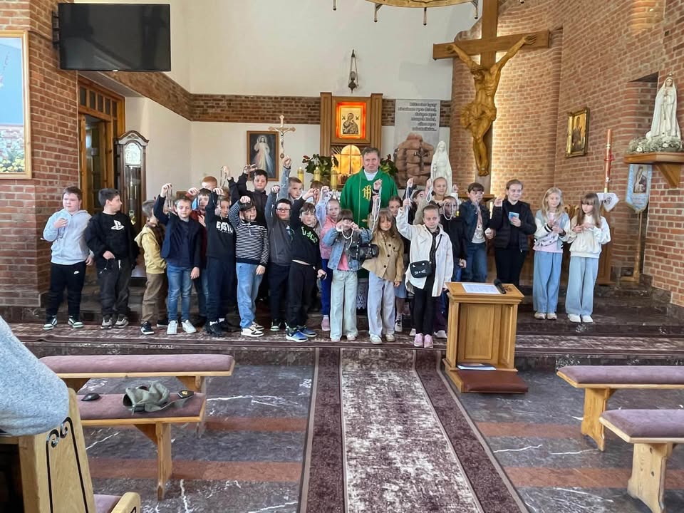 Październik to szczególny czas – miesiąc poświęcony modlitwie różańcowej. Dzisiaj w naszej parafii Świętego Stanisława w Żdanowie przeżywaliśmy wyjątkowy moment, kiedy dzieci pierwszokomunijne otrzymały swoje pierwsze różańce. To ważny krok na ich drodze wiary, moment pełen duchowego skupienia i radości całej naszej wspólnoty. Oby ta modlitwa towarzyszyła Wam każdego dnia! Dziękujemy księdzu proboszczowi Grzegorz Halas za przewodniczenie uroczystości oraz pani katechetce Monice za przygotowanie dzieci. Piękna fotorelacja jest dziełem pana Mirosława #październik #Różaniec #PierwszaKomunia #ParafiaŻdanów #Wspólnota